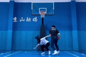 不是哥们，对自己女朋友都铁肘开路啊